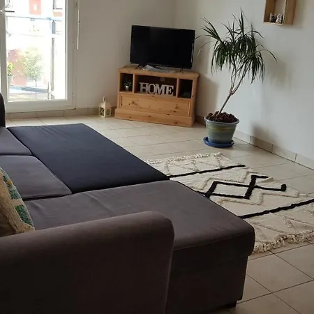 T2 Apt Avec Parking, 1.8km Plage Apartment *